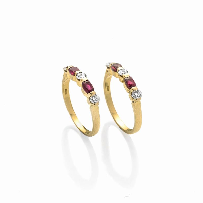 Coppia di anelli in oro giallo 18 kt, diamanti e rubini