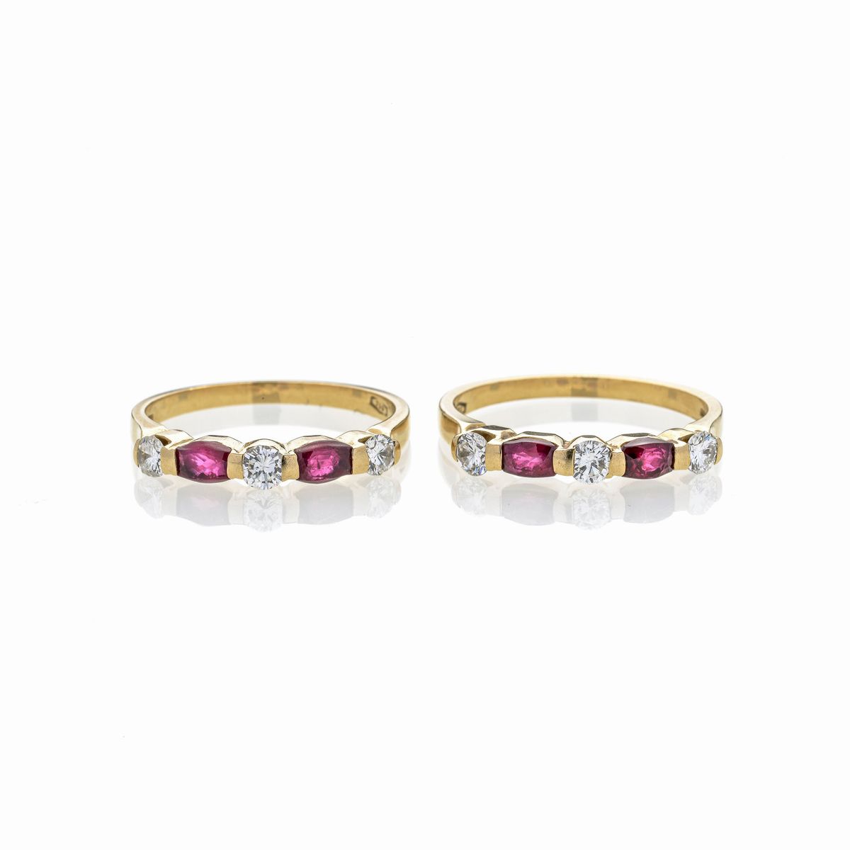 Coppia di anelli in oro giallo 18 kt, diamanti e rubini