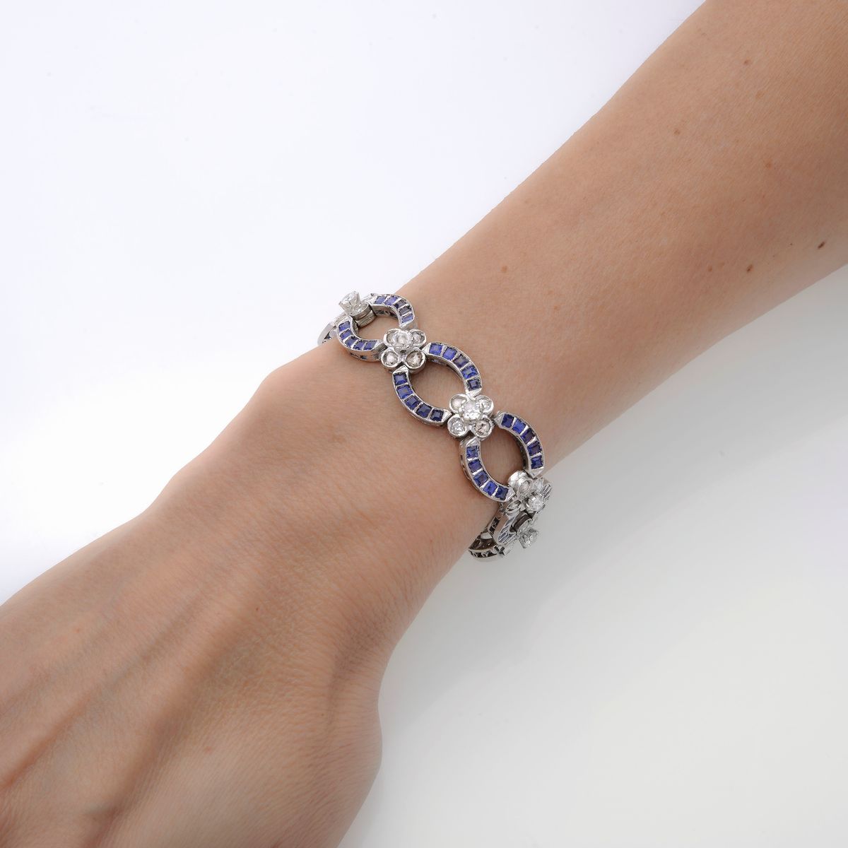 Bracciale in oro bianco 18 kt, diamanti e zaffiri