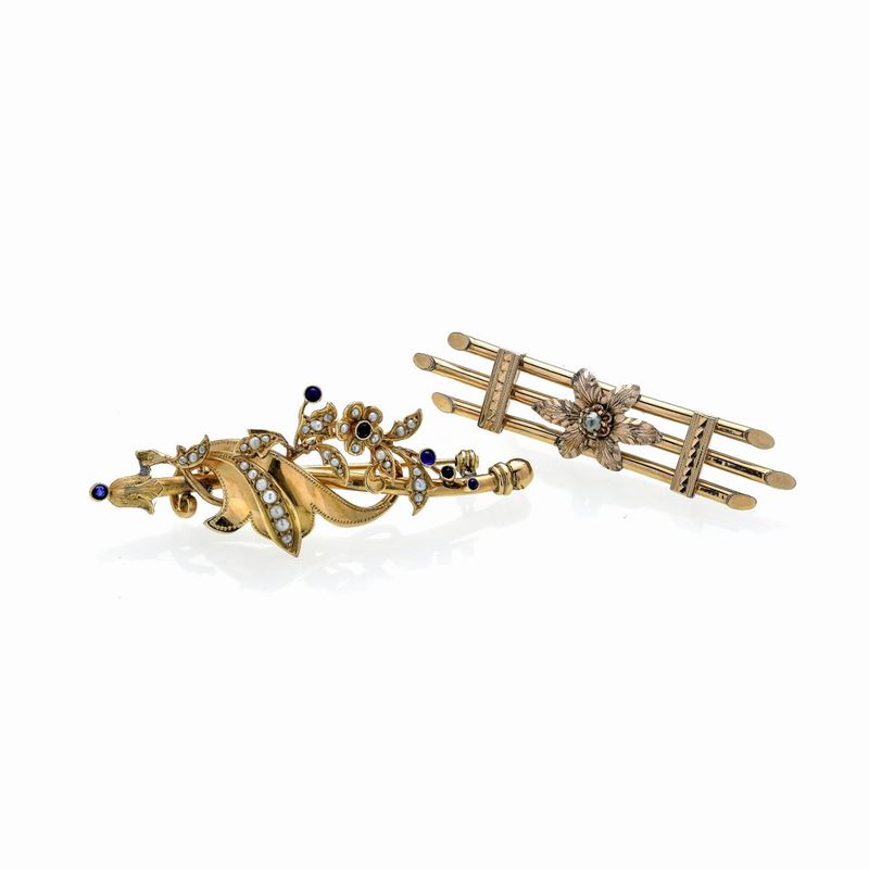 Due spille in oro 18 kt, microperle e pietre blu