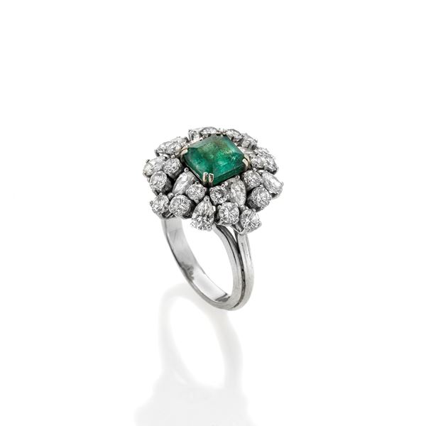 Ring in 18 kt white gold, diamonds and emerald