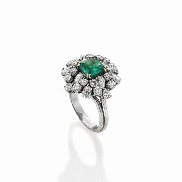 Anello in oro bianco 18 kt, diamanti e smeraldo