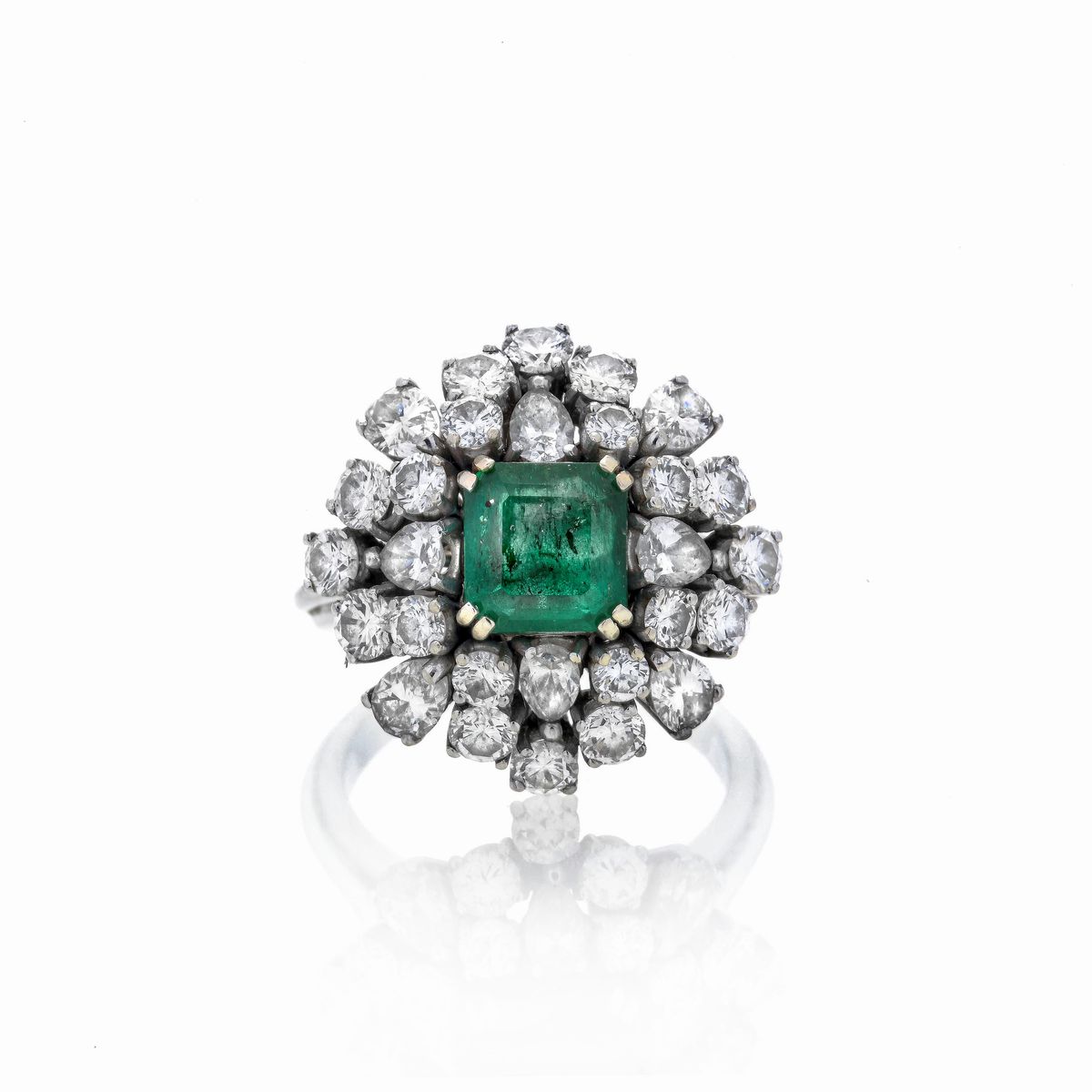 Anello in oro bianco 18 kt, diamanti e smeraldo