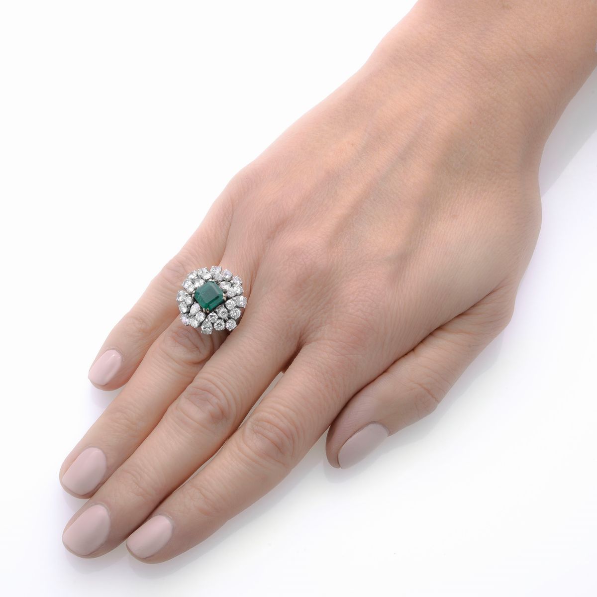 Anello in oro bianco 18 kt, diamanti e smeraldo