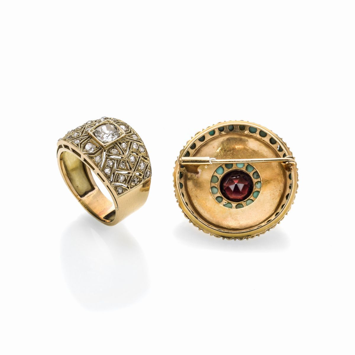 Anello e spilla in oro giallo 18 kt, diamanti, turchese e granato