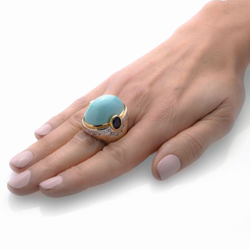 Grande anello in oro giallo 18 kt, oro bianco, diamanti, zaffiri e turchese