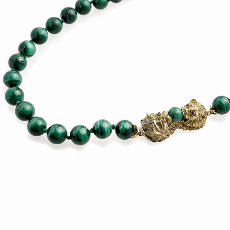 Lunga collana in malachite, oro giallo 18kt e rubini