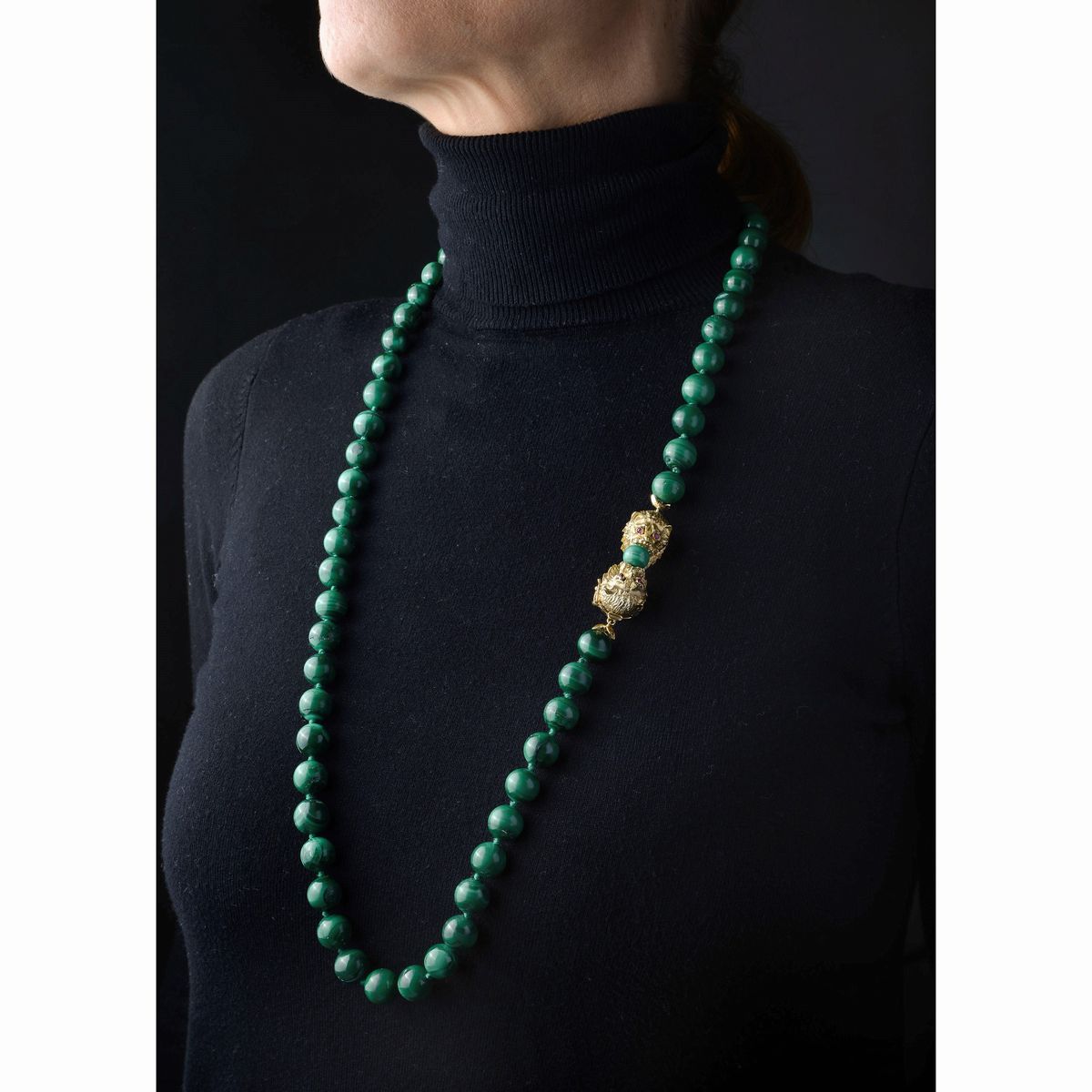 Lunga collana in malachite, oro giallo 18kt e rubini