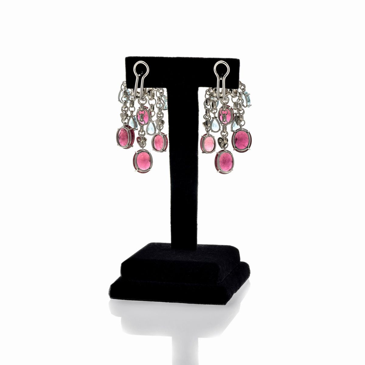 Paio di orecchini pendenti in oro bianco 18 kt, diamanti, acquamarina e tormalina rosa