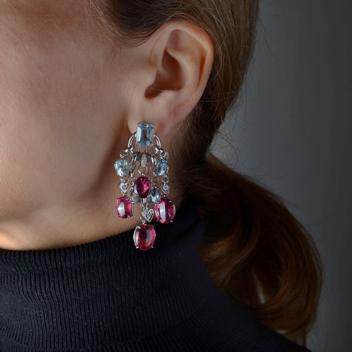 Paio di orecchini pendenti in oro bianco 18 kt, diamanti, acquamarina e tormalina rosa