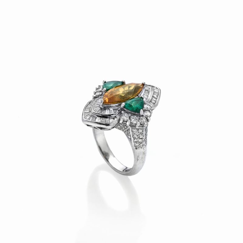 Anello a losanga in oro bianco 18 kt, diamanti, smeraldi e corindone arancione