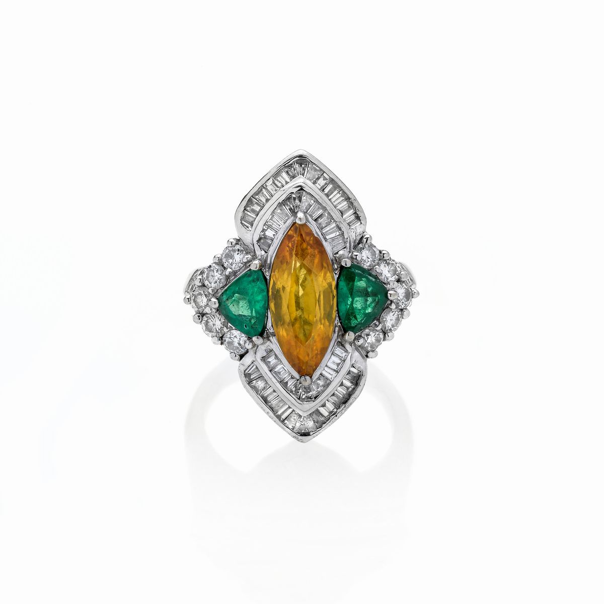 Anello a losanga in oro bianco 18 kt, diamanti, smeraldi e corindone arancione
