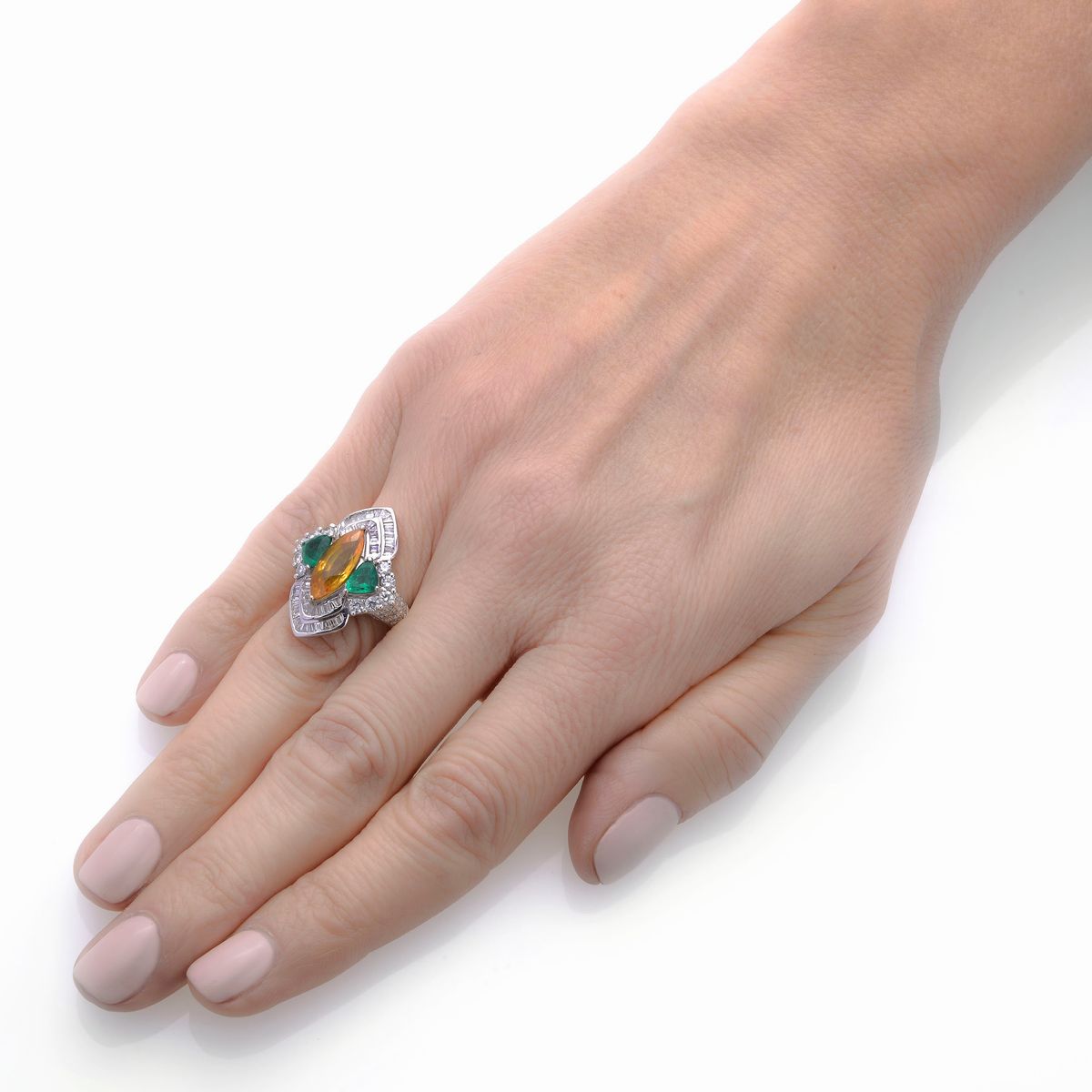 Anello a losanga in oro bianco 18 kt, diamanti, smeraldi e corindone arancione