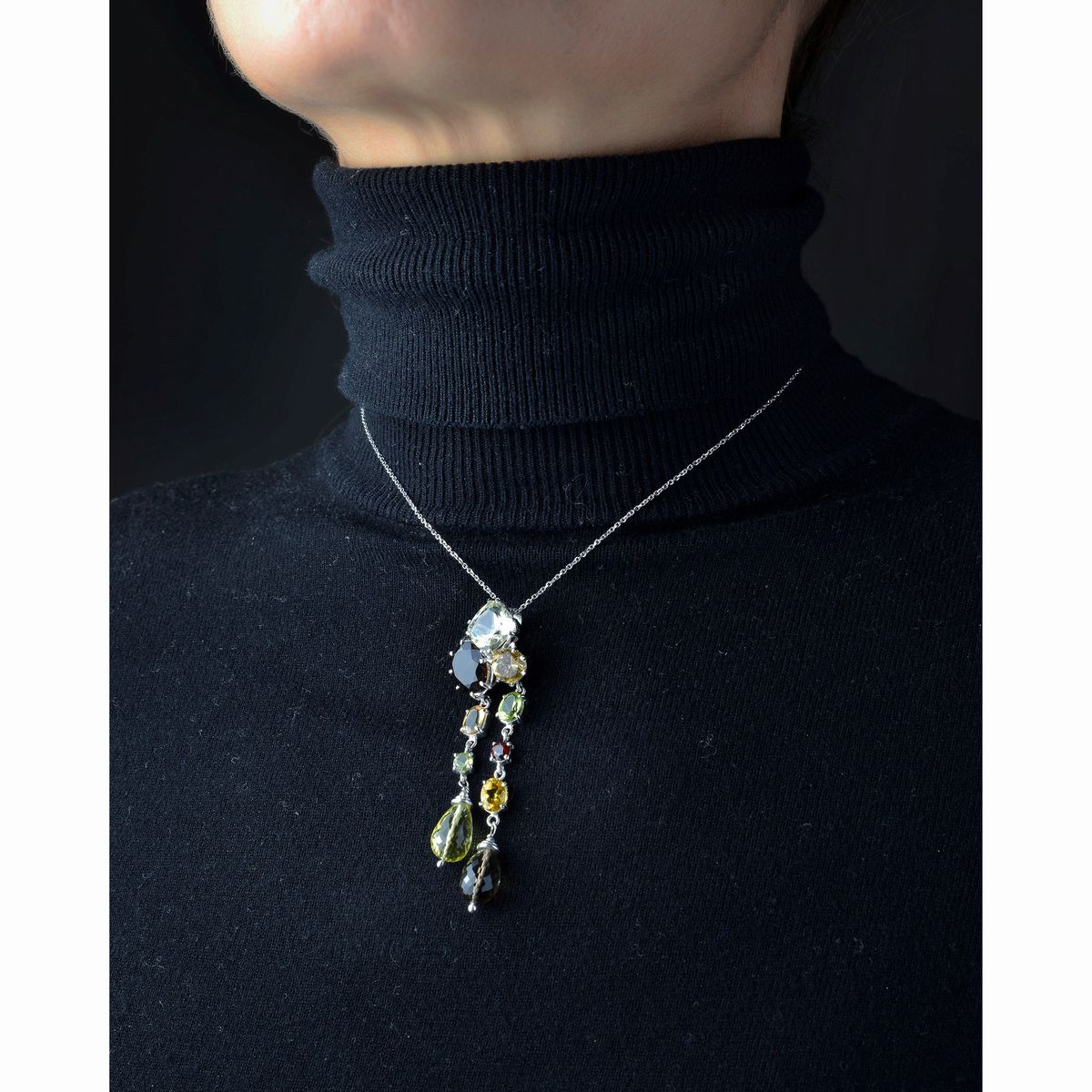 Pendente con catena in oro bianco 18 kt, granato e quarzi colorati