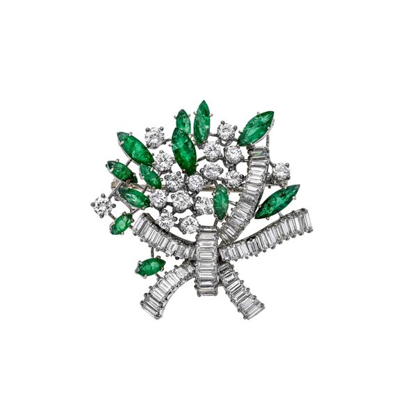 Brooch in 18 kt white gold, diamonds and emeralds