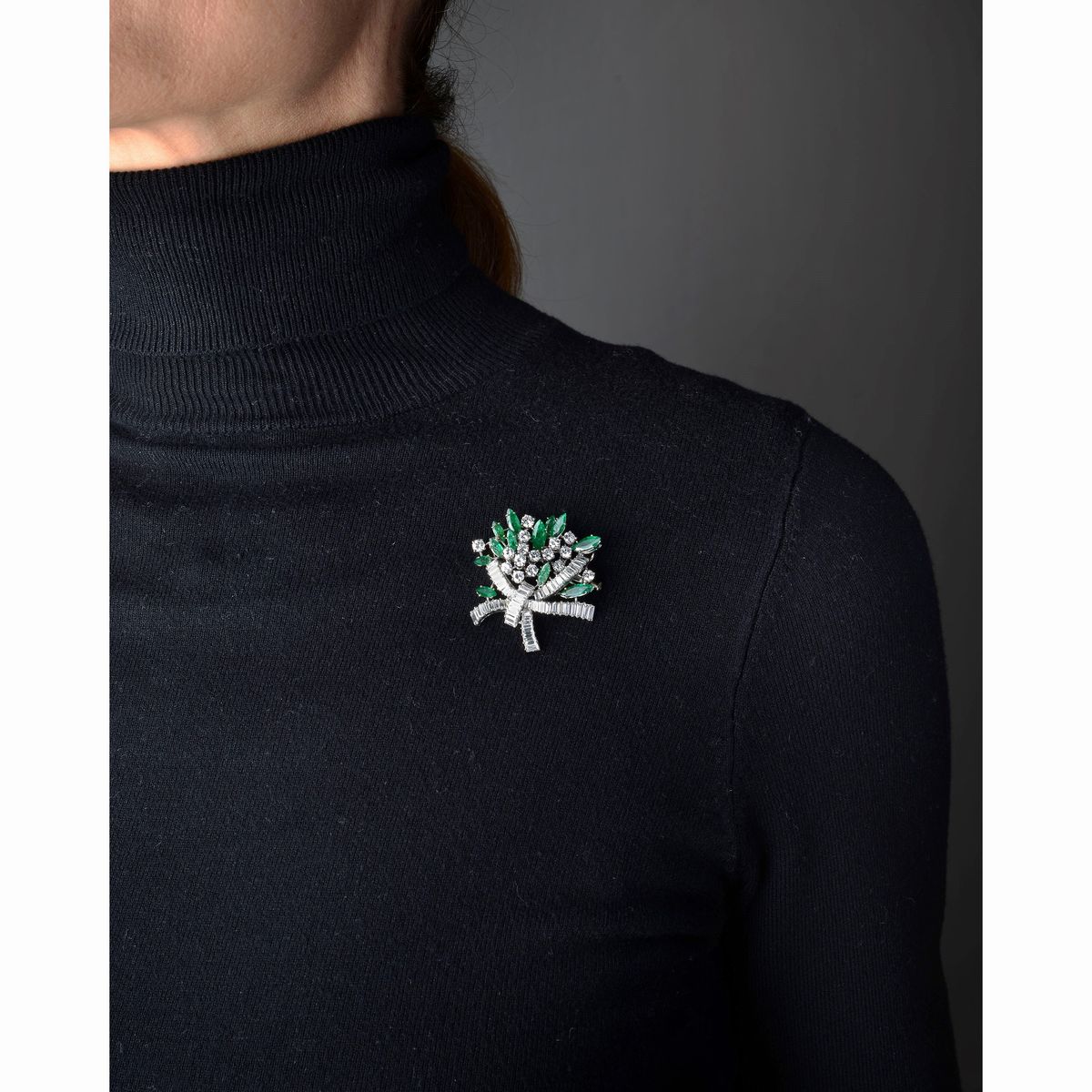 Spilla in oro bianco 18 kt, diamanti e smeraldi