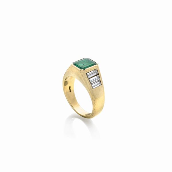 Anello in oro giallo, diamanti e smeraldo