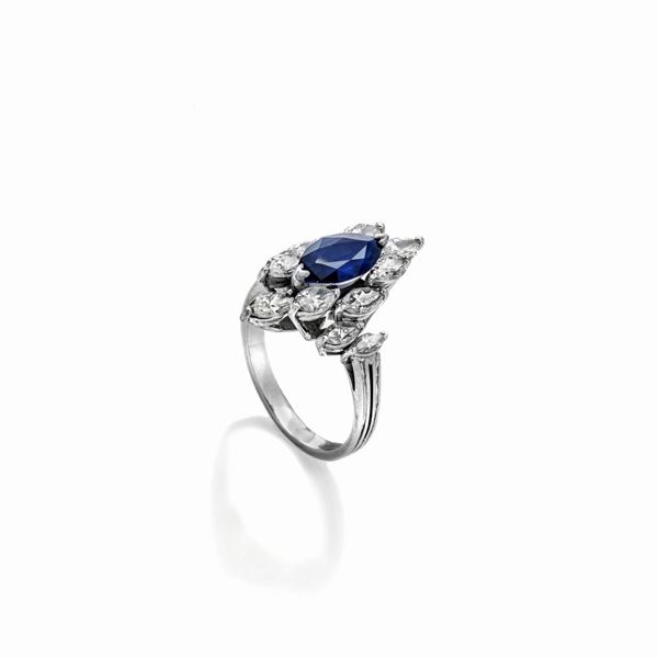 Anello in oro bianco 18 kt, diamanti e zaffiro