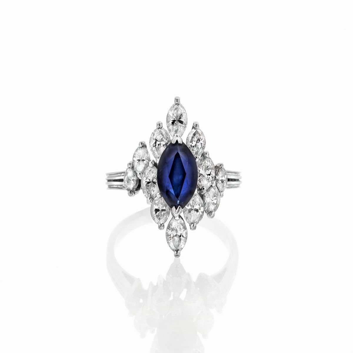 Anello in oro bianco 18 kt, diamanti e zaffiro