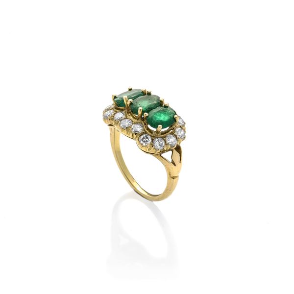 Anello in oro giallo 18 kt, diamanti e smeraldi