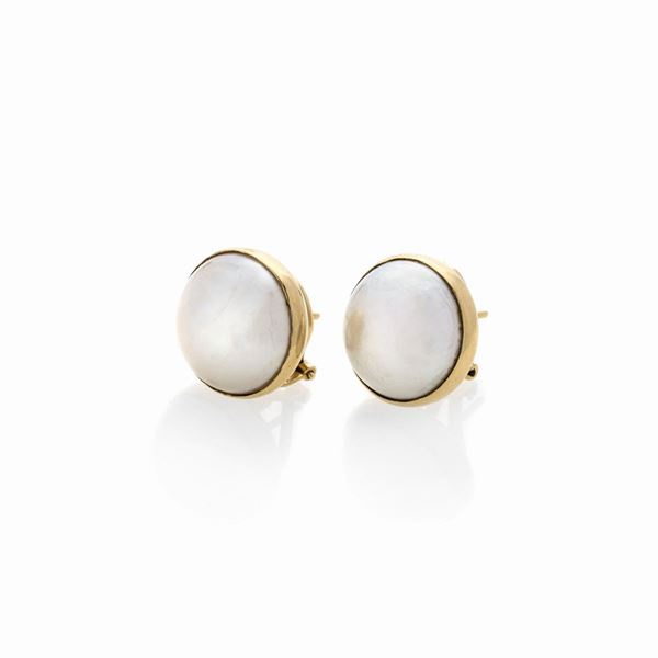 Pair of earrings in 18 kt yellow gold and mabè pearls