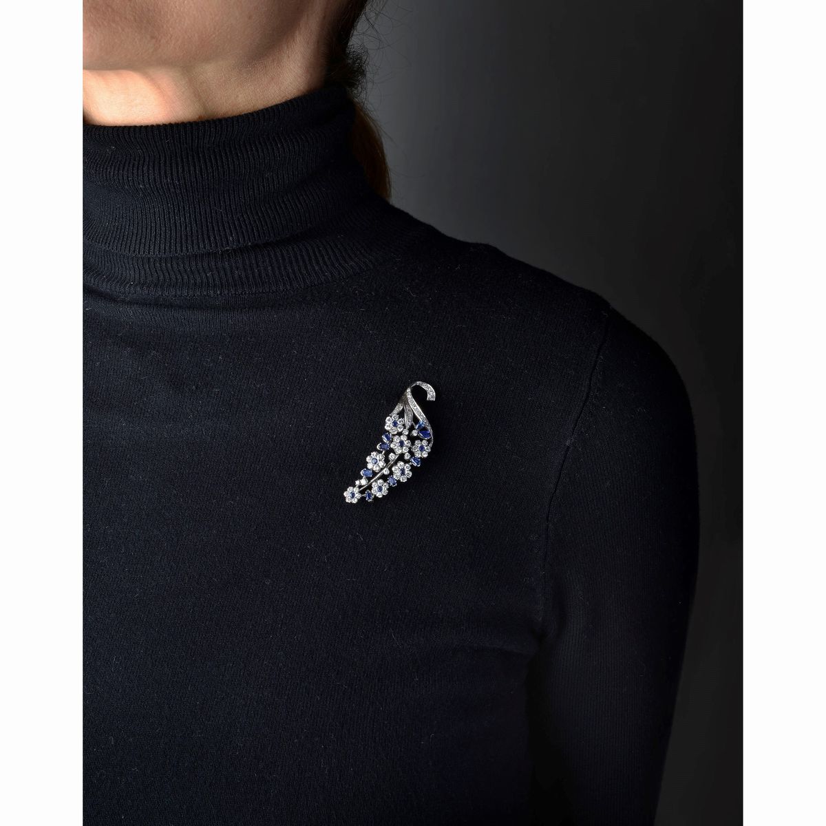 Spilla mazzo di fiori in oro bianco 18 kt, diamanti e zaffiri