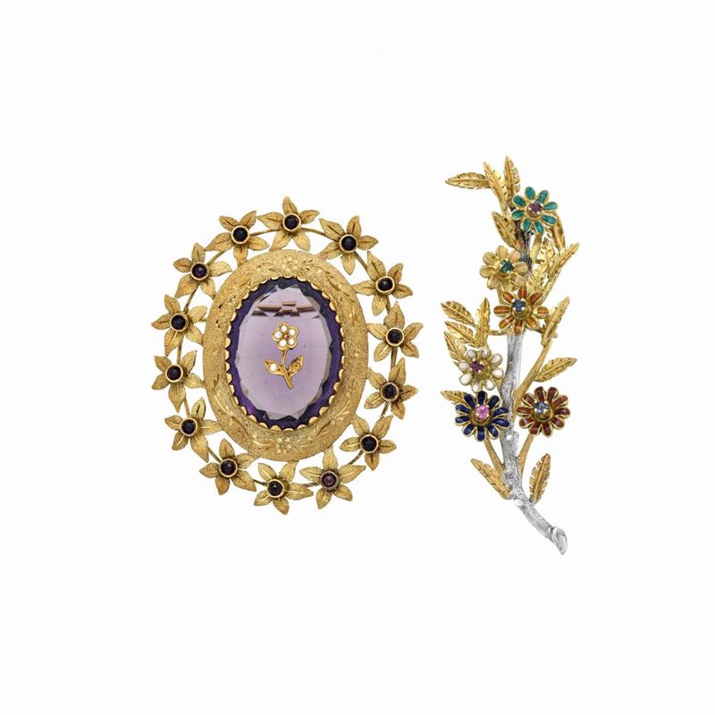Spilla ovale in oro giallo 18 kt, pietra viola e spilla floreale in oro 18 kt e smalti policromi