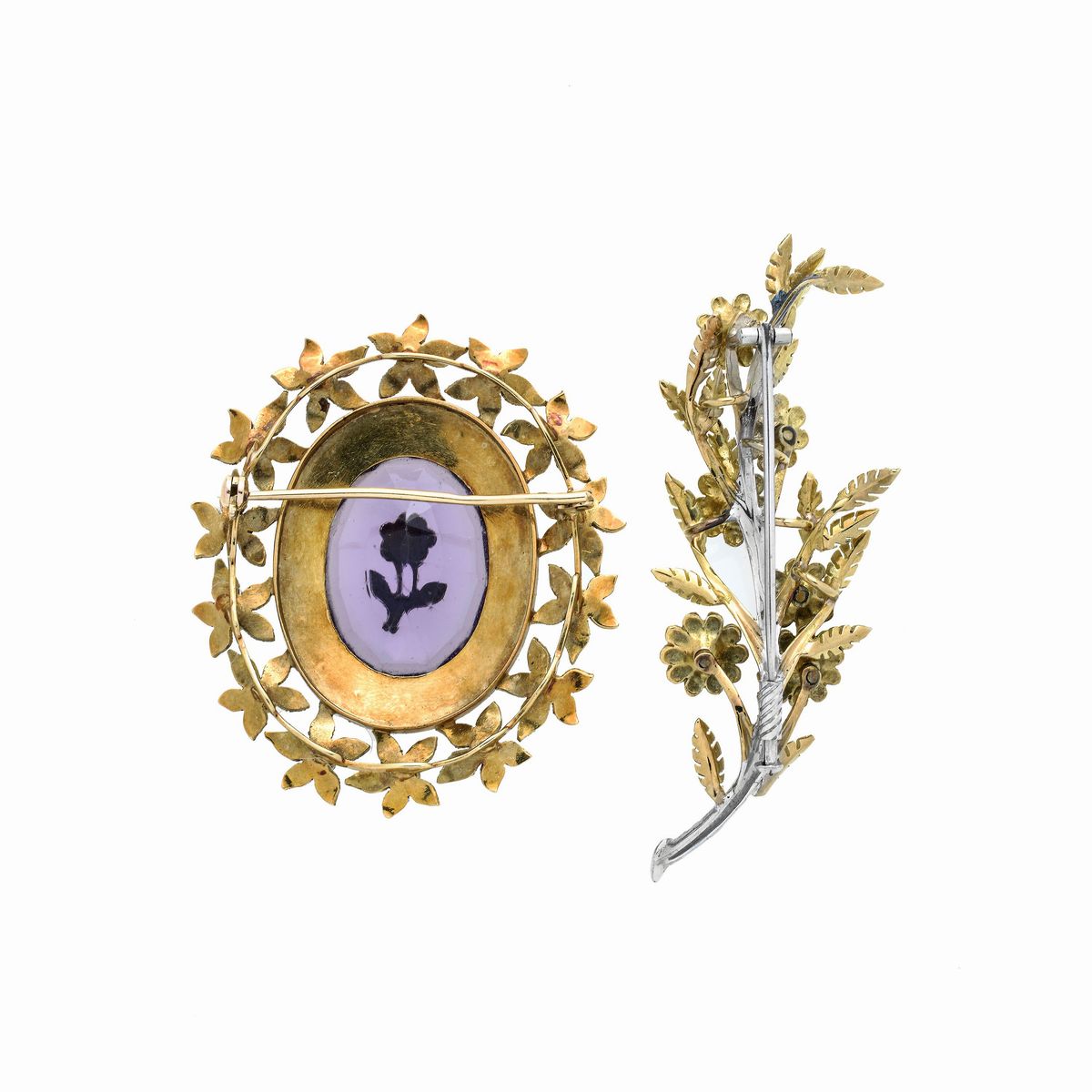 Spilla ovale in oro giallo 18 kt, pietra viola e spilla floreale in oro 18 kt e smalti policromi