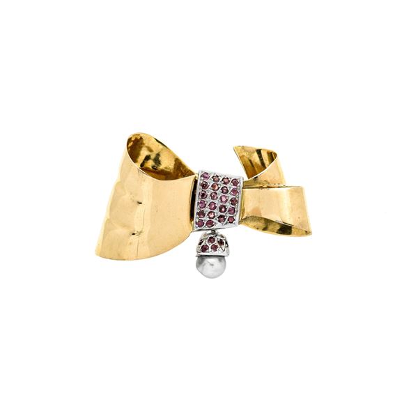 Bow brooch in 18 kt yellow gold, white gold, rubies and pearls