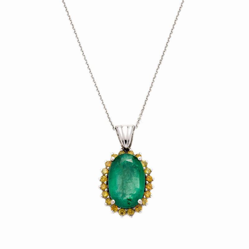 Pendente in oro bianco 18 kt, diamanti gialli e smeraldo con catena in oro bianco