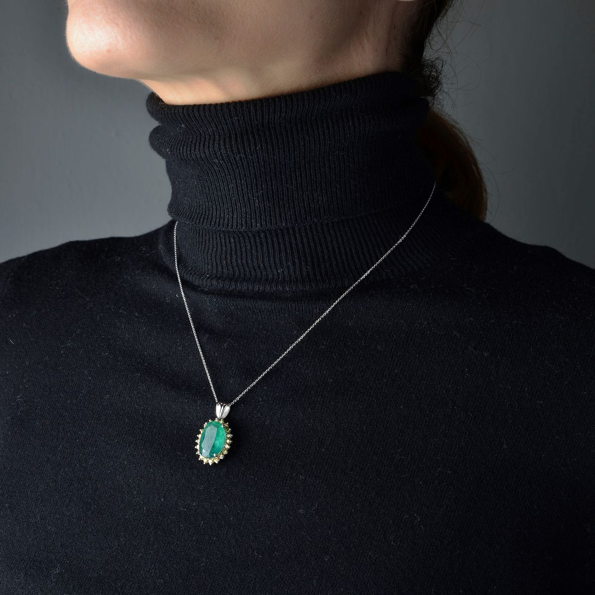 Pendente in oro bianco 18 kt, diamanti gialli e smeraldo con catena in oro bianco