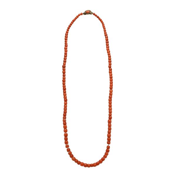 Long necklace in red coral and 9 kt gold