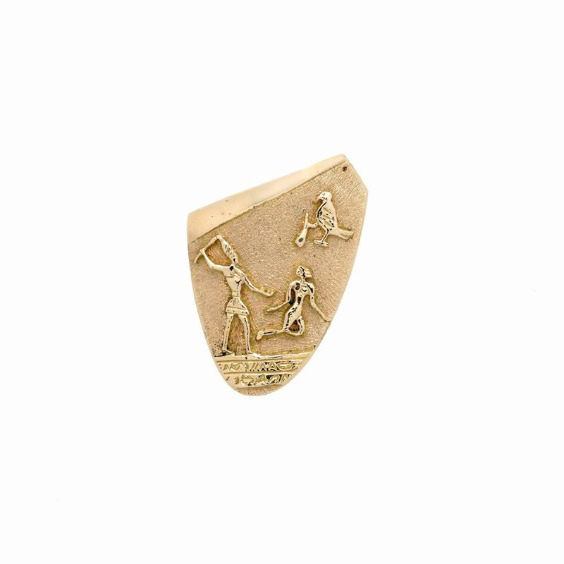 Spilla in oro giallo 18 kt con figure egiziane