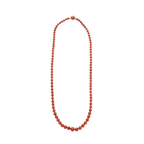 Necklace in red coral and yellow gold 18 kt  (Sixties)  - Auction Antique, Modern and Design Jewelery Auction - Curio - Casa d'aste in Firenze