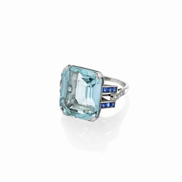 Anello in platino, diamanti, zaffiri e acquamarina