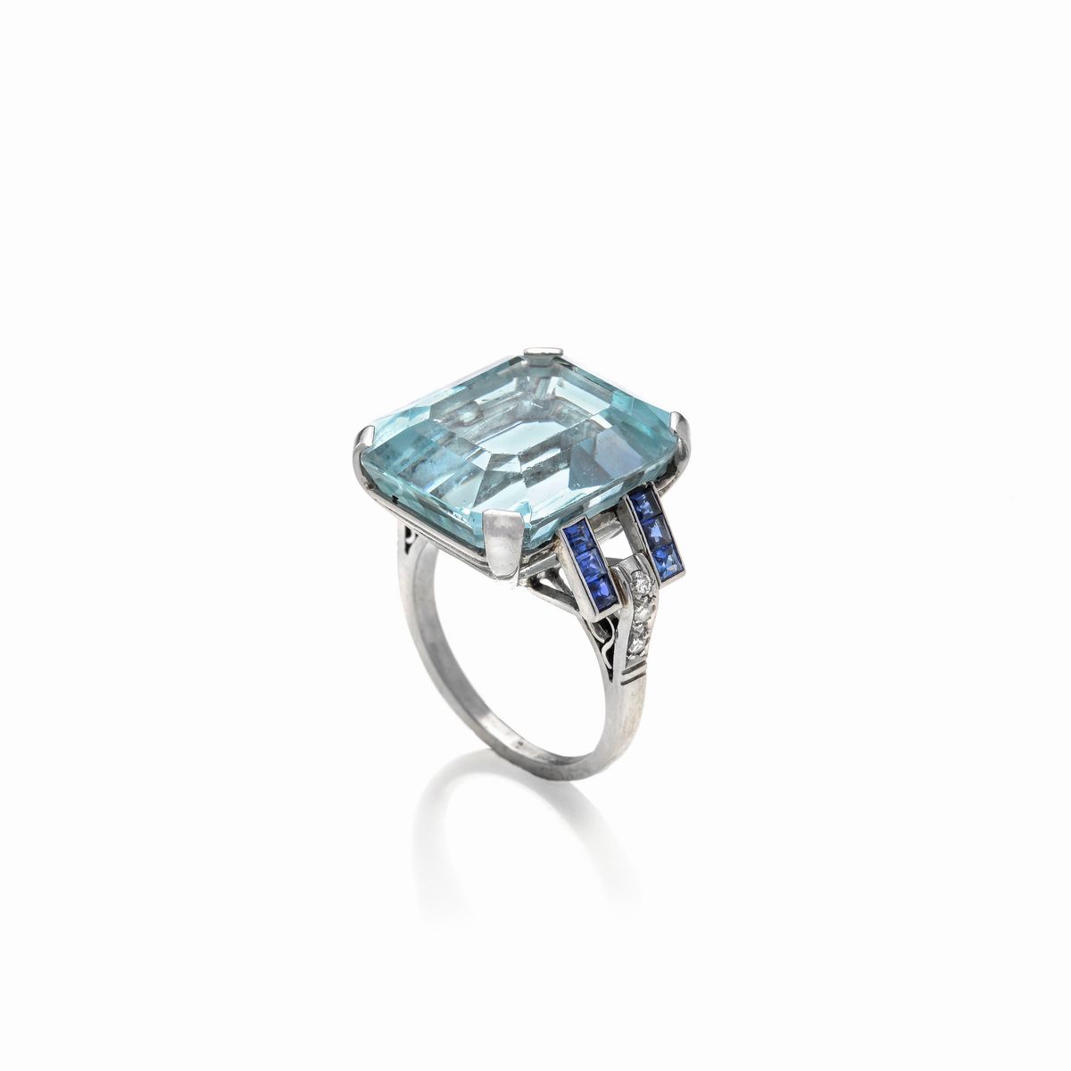Anello in platino, diamanti, zaffiri e acquamarina
