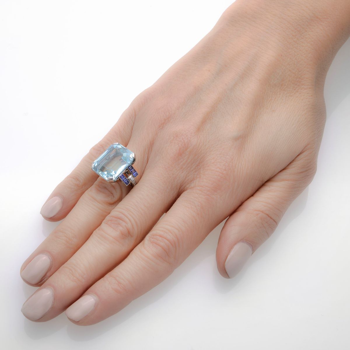 Anello in platino, diamanti, zaffiri e acquamarina