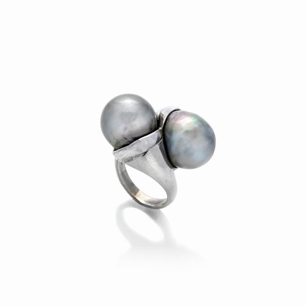Large contrariè ring in white gold 18 kt and Australian gray pearls