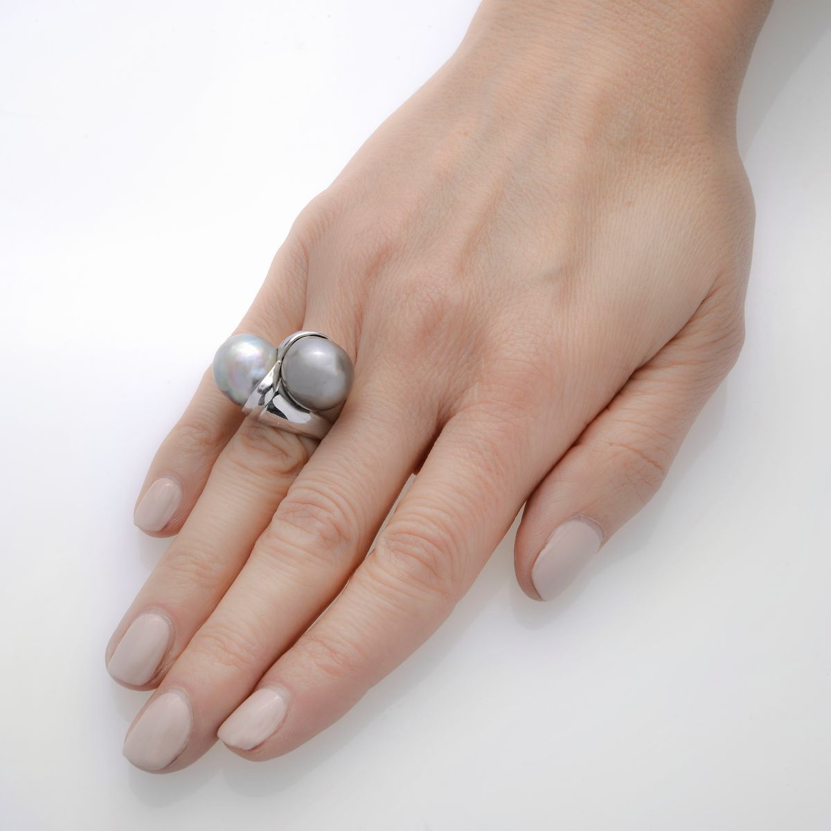 Grande anello contrariè in oro bianco 18 kt e perle grigie australiane