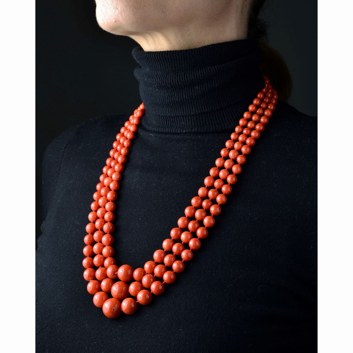 Lunga collana a tre fili in corallo rosso, oro bianco 18 kt e diamanti