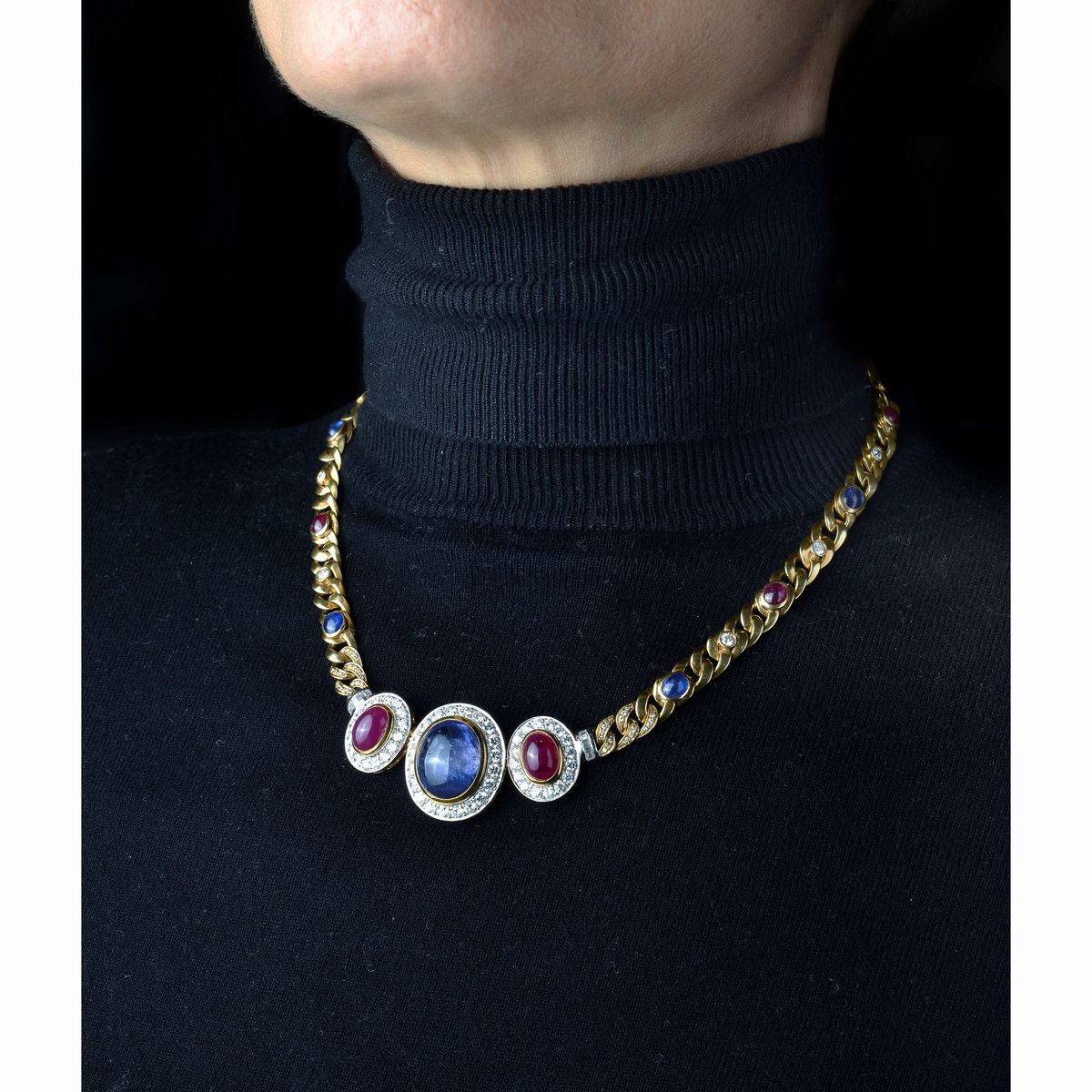 Girocollo in oro giallo, oro bianco, diamanti, rubini e zaffiri