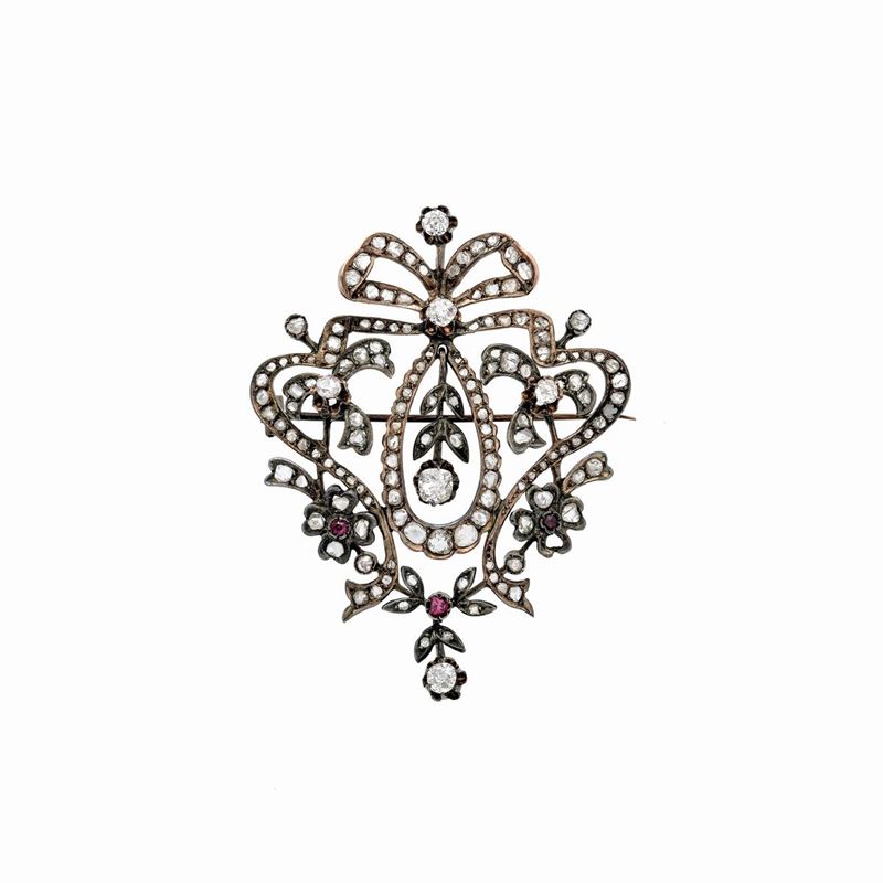 Grande spilla pendente in oro 12 kt, argento, diamanti e rubini