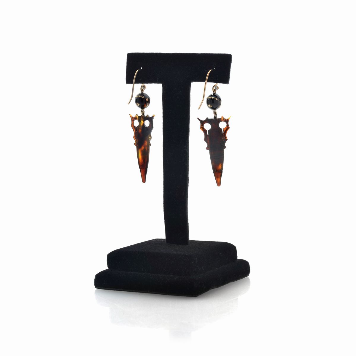 Paio di orecchini in oro 9 kt e tartaruga