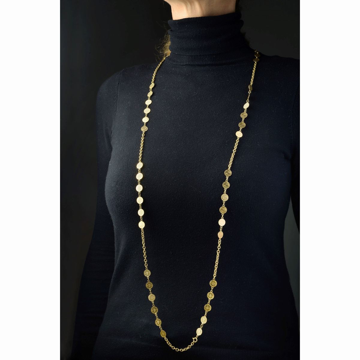 Lunga catena in oro 18 kt con monete in oro 8 kt