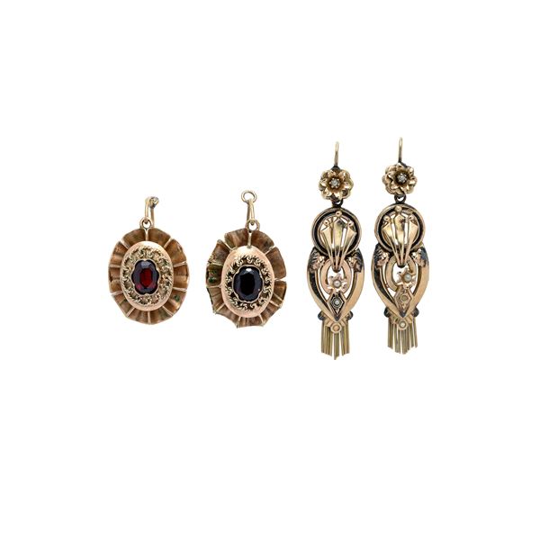 Pair of 9 kt gold and garnet drop earrings and another similar pair in 9 kt gold