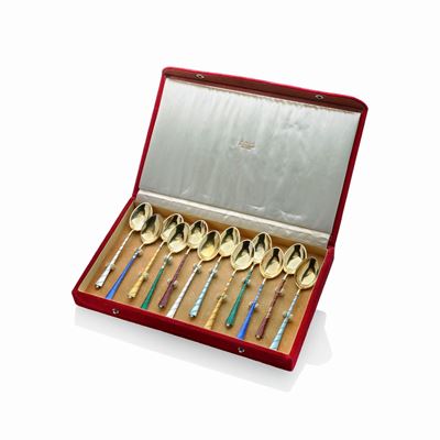 Serie di Dodici Cucchiaini in Argento Sterling e Smalti Policromi, e Bicchiere in Argento 800 Guc...