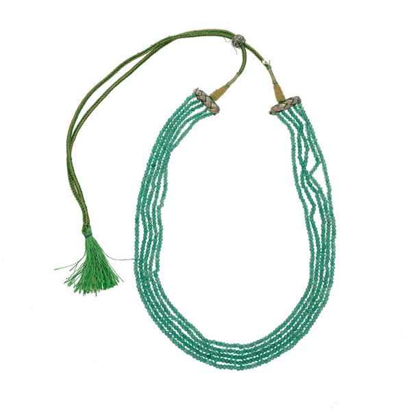 Collana a cinque fili di smeraldi montati con tessuto