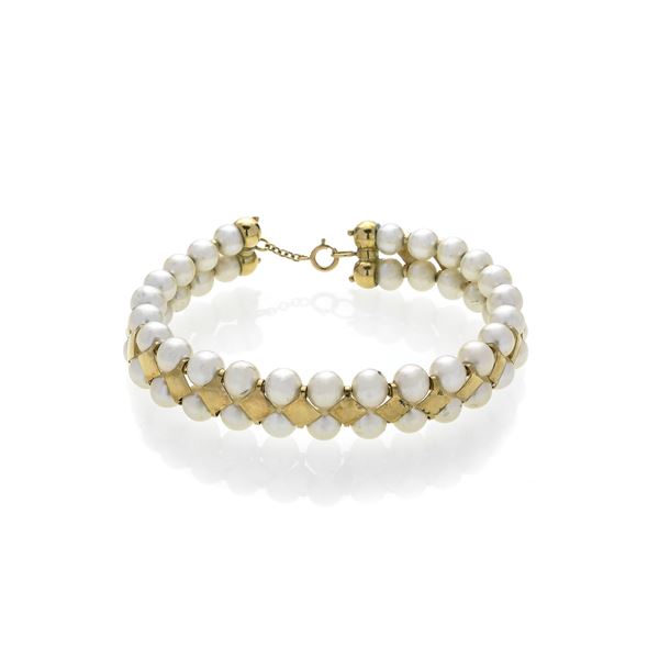 Semi-rigid bracelet in yellow gold and cultured pearls  (The nineties)  - Auction Antique, Modern and Design Jewelery Auction - Curio - Casa d'aste in Firenze