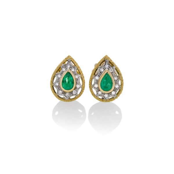 Pair of drop earrings in yellow and white gold, diamonds and emeralds