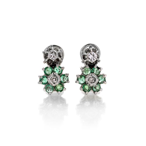 Pair of flower earrings in white gold, diamonds and emeralds